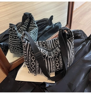 Détails du motif géométrique tissé noir et blanc avec bandoulière réglable du sac bandoulière