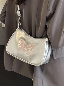 Silberne Baguette-Schultertasche mit rosa Schmetterling und plissierter PU-Struktur