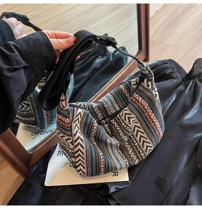 Détail d'un sac bohème tissé aux motifs géométriques et bandoulière réglable noire