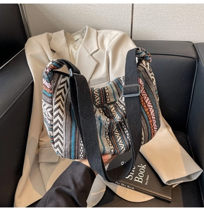 Détail d'un sac bandoulière tissé bohème montrant les motifs et la sangle réglable