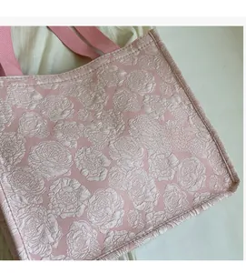Détail du sac cabas rose montrant la texture jacquard rose 3D et les anses tissées