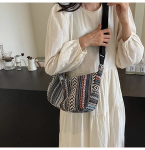 Texture détaillée du sac bandoulière tissé bohème avec motifs géométriques colorés