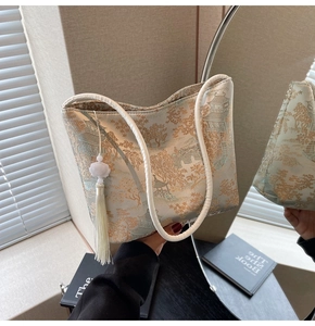 Details der eleganten chinesischen Bestickte Beuteltasche mit Seidenquasten und Landschaften