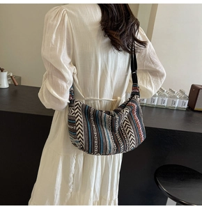 Détail du motif tissé géométrique coloré et de la bandoulière réglable sur le sac