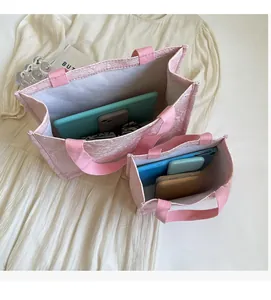 Vue intérieure du sac cabas rose en jacquard montrant un grand espace de rangement