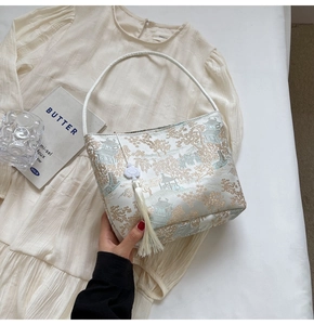 Dettagli della borsa a secchiello bianca con eleganti stampe paesaggistiche cinesi tradizionali
