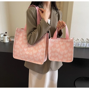 Set di borse tote in tela rosa con motivo a cuore che mostra borsa a tracolla e borsetta