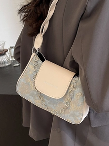 Sac baguette français avec texture jacquard bleue et bandoulière en chaîne dorée