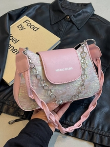 Sac baguette jacquard rose et argent avec chaîne florale et bandoulière tissée