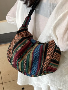 Sac hobo de style bohème ethnique avec motifs géométriques colorés et large bandoulière