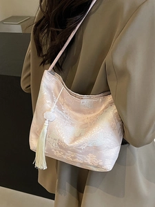 Borsa a secchiello rosa in jacquard con ricami di paesaggi cinesi e nappa bianca