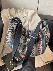 Sac bandoulière ethnique aux motifs géométriques colorés et large bandoulière