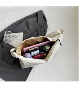 Intérieur spacieux du sac bandoulière blanc gaufré avec tablette et portefeuille