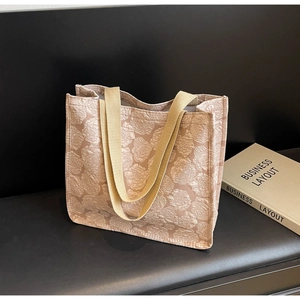 Gros plan sur le cabas rose avec jacquard de roses et anses tissées beige