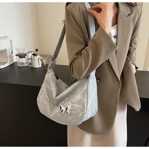 Sac croissant argenté plissé avec détail papillon en métal et large bandoulière
