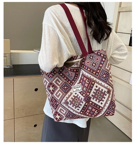 Sac fourre-tout ethnique en toile avec motifs géométriques et bandoulière rouge vin