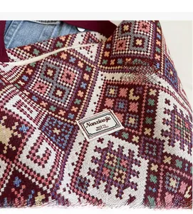 Gros plan du motif jacquard ethnique et de la texture en lin du grand sac fourre-tout