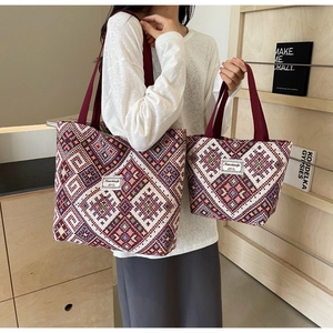 Détail d'un ensemble de sacs ethniques à motifs géométriques avec poignées rouges