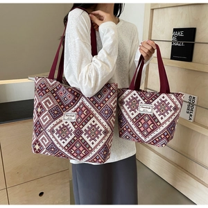 Détail de l'ensemble de sacs cabas ethniques tissés géométriques bordeaux et crème
