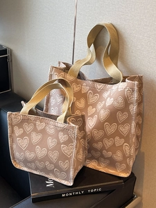 Borse tote in tela marrone con motivi a cuore in rilievo in due misure versatili