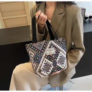 Détail du sac cabas tissé ethnique avec motif géométrique et étiquette textile