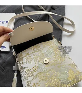 Détail du sac brodé ethnique avec fermeture magnétique et pompon décoratif