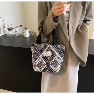 Détail du motif géométrique ethnique et de l'anse tissée du grand sac en toile