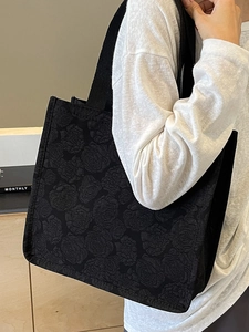 Grand sac fourre-tout noir avec motif jacquard de roses en 3D et large bandoulière
