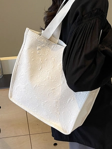 Sac fourre-tout blanc avec gaufrage rose 3D et larges anses pour le quotidien chic