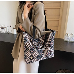 Détail du sac cabas ethnique avec motifs géométriques tissés colorés et anses noires