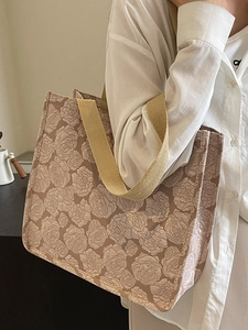 Grand sac cabas en jacquard floral avec bandoulière en toile porté à l'épaule