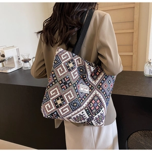 Détail du grand sac cabas en toile ethnique avec motif géométrique dans un café