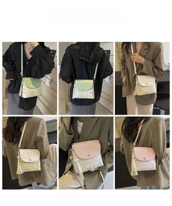 Trois sacs bandoulière en jacquard avec pompons présentés en situation par un mannequin