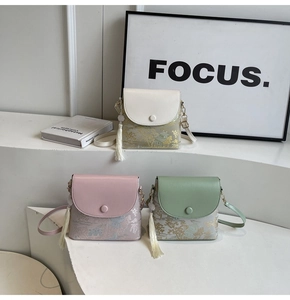 Détails de trois sacs bandoulière en jacquard vintage avec glands et motifs