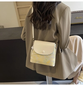 Détail du sac beige avec motif architectural doré et cuir PU de haute qualité en gros plan