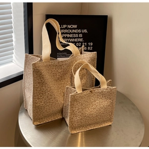 Détail de l'ensemble de deux sacs cabas avec texture florale 3D et anses tissées