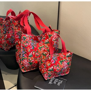 Détail de sacs cabas en toile rouge à motifs de pivoines traditionnelles en deux tailles
