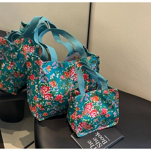 Détail montrant deux tailles de sacs fourre-tout en toile à fleurs avec base verte
