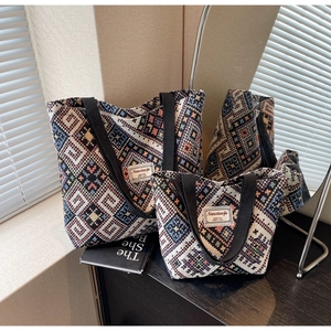 Détail de sacs cabas en toile bohème de deux tailles aux motifs géométriques colorés