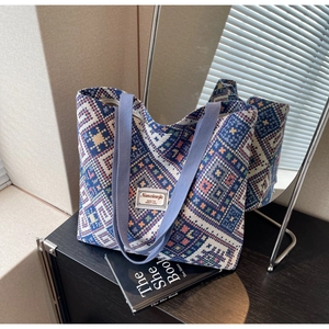 Détail du motif géométrique tissé et de la bandoulière marine sur grand sac en toile