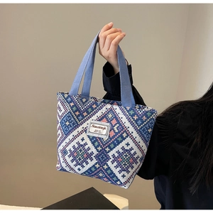 Détail du motif ethnique géométrique et de l'anse tissée sur le sac cabas en toile