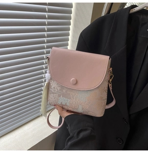 Sac à bandoulière rose avec broderie florale raffinée et détail de gland soyeux