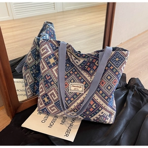 Détail du sac fourre-tout bohème en tissu jacquard avec bandoulière violette et motifs
