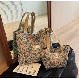 Détail de l'ensemble de sacs en toile florale avec poignées et étiquette de marque