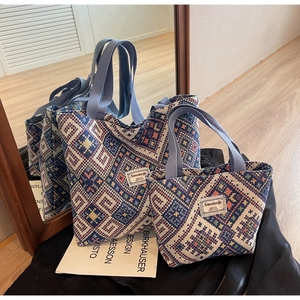 Détail de l'ensemble de sacs cabas tricotés à motifs géométriques ethniques colorés