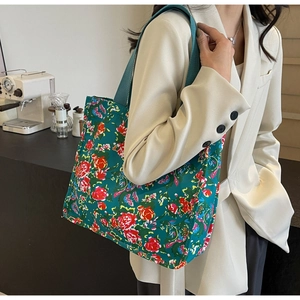 Détail du sac cabas en toile à fleurs vertes avec grande capacité dans un café