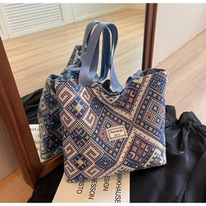 Détail du motif jacquard ethnique et des anses bleues sur le grand sac cabas en toile