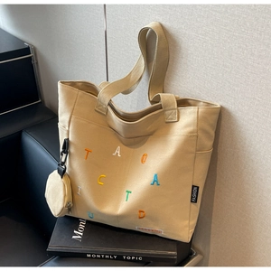 Détail du sac fourre-tout en toile avec broderie et porte-monnaie rond amovible