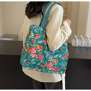 Détail d'un grand sac cabas en toile vintage avec motif de roses sur fond vert