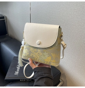 Gros plan sur le tissu jacquard chinois et le pompon blanc sur le sac seau
